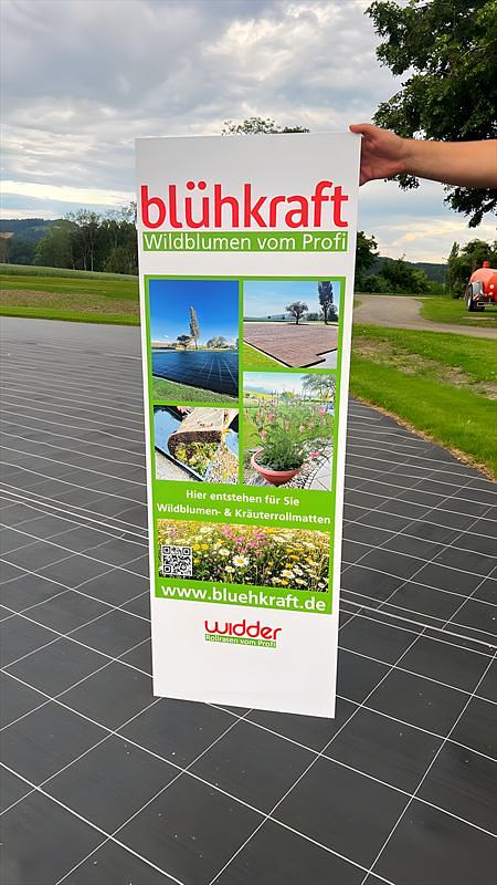 Aufsteller mit dem Schriftzug blühkraft – Wildblumen vom Profi auf dem Veranstaltungsgelände